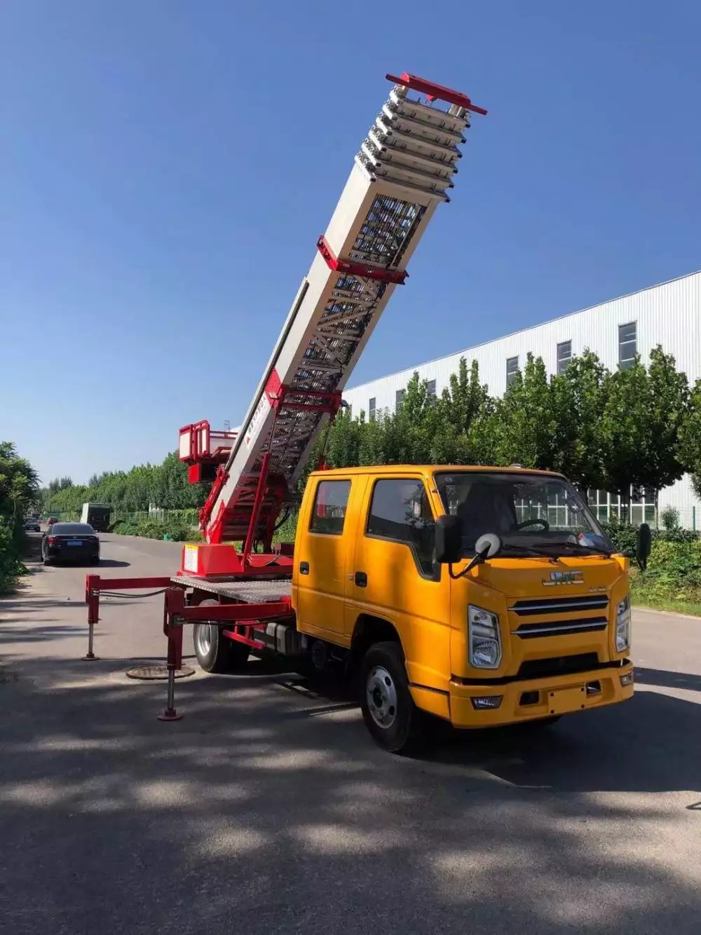 绩溪县附近的云梯车出租服务：轻松解决高空作业需求